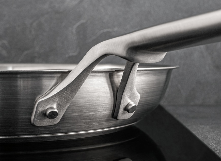 Panvica WOK Tefal Extreme E5291904, 28 cm nerez Detailný záber bok WOK panvice Tefal Extreme aj s rukoväťou.