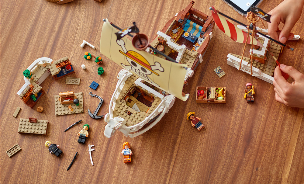 Stavebnica LEGO® ONE PIECE 75639 Pirátská loď Plovoucí Merry Podpalubie ukrýva kajutu, kuchyňu, sklad jedla, dielňu, plagáty a vystreľovač v štýle dela.