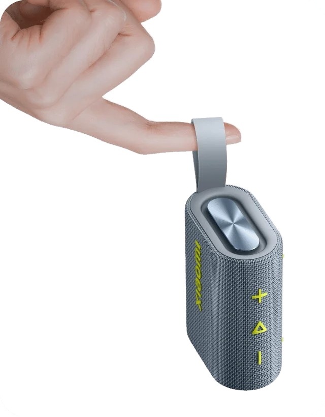 Prenosný reproduktor Xiaomi Sound Pocket sivý Ruka držiaca prenosný reproduktor Xiaomi Sound Pocket