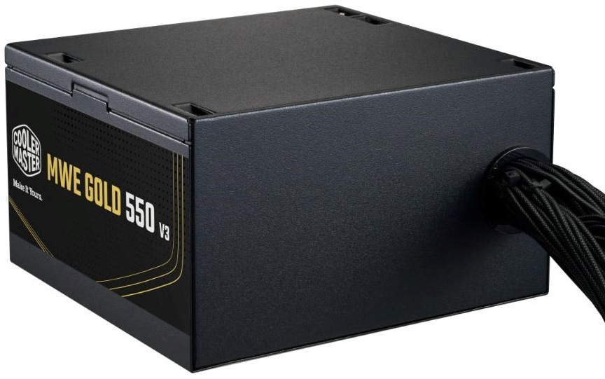 Zdroj Cooler Master MWE Gold V3 550W, 80+ Gold, ATX 3.1 čierny Na obrázku je zadná časť napájacieho zdroja Cooler Master s pevne pripojenou kabelážou, ktorá vychádza z jedného otvoru v zadnej stene. Z boku je vidieť štítok MWE Gold 550 V3. Zdroj pôsobí jednoducho, kompaktne a je v nemodulárnom prevedení.