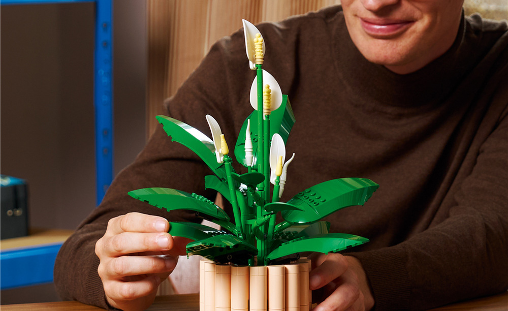 Stavebnica LEGO® Botanicals 11504 Lopatkovec Stavanie lopatkovca ponúka dospelým chvíľu odpočinku a aplikácia LEGO Builder uľahčí celý proces.