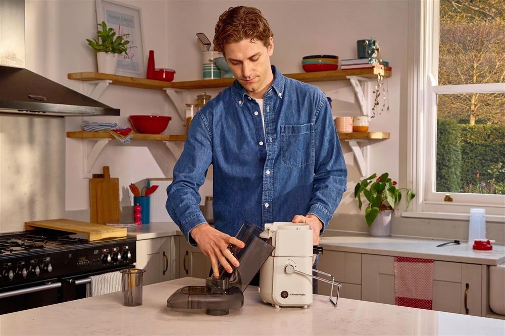 Muž používa odšťavovač Russell Hobbs Juice Luxe