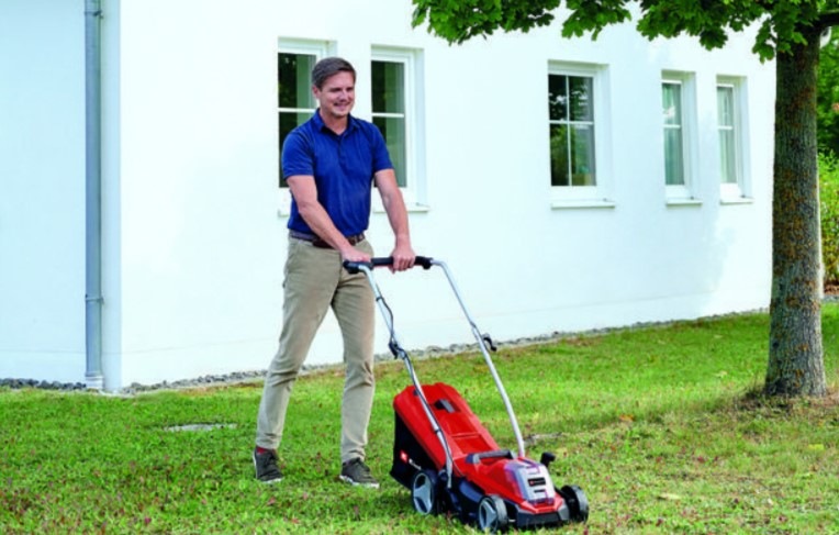 Kosačka Einhell GE-CM 18/33 Li (s batériou) 3413260 Einhell GE-CM 1833 Li, červená/čierna