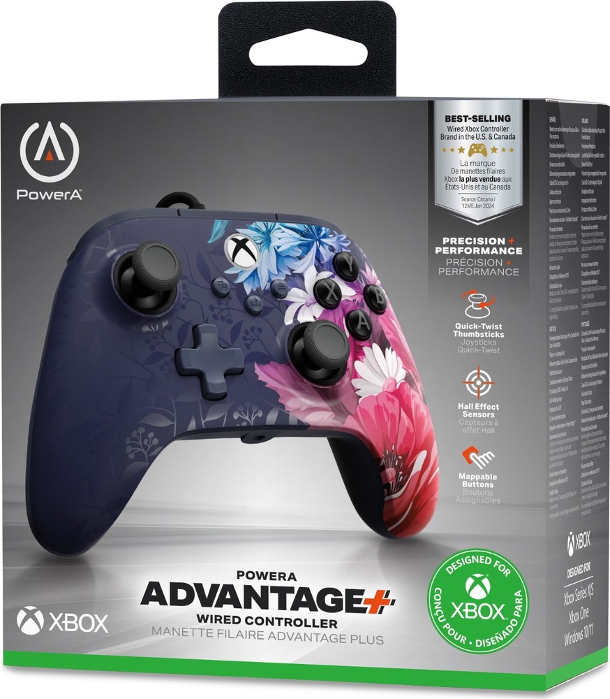 Gamepad PowerA Advantage Plus - Xbox fialový Na obrázku je maloobchodné balenie herného ovládača PowerA Advantage Plus pre Xbox. Na prednej strane krabice je vyobrazený samotný ovládač s kvetinovým motívom v odtieňoch tmavo modrej, ružovej a bielej. Vedľa neho sú uvedené hlavné vlastnosti, napríklad Hall Effect snímače páčok, rýchlo nastaviteľné analógové páčky a programovateľné tlačidlá. V spodnej časti sú logá Xbox a „Designed for Xbox“, ktoré potvrdzujú kompatibilitu s konzolami Xbox Series X|S, Xbox One a počítačmi s Windows.