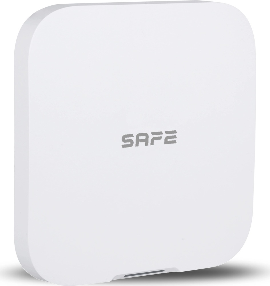 Hub Safe 2 Plus LTE - 9-15 V DC biely Na obrázku je Hub Safe 2 Plus LTE v bielom prevedení z predného šikmého pohľadu. Zariadenie má jednoduchý štvorcový tvar so zaoblenými rohmi, hladký matný povrch a šedé logo SAFE uprostred. Telo je tenké a nenápadné, vhodné na umiestnenie na stenu alebo do interiéru. V spodnej časti je vidieť úzky výrez s indikačným prvkom.
