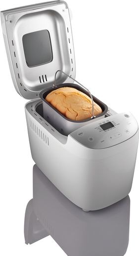 Domáca pekáreň Gorenje BM1600WG biela Domáca pekáreň Gorenje BM1600WG má otvorené veko. Vnútri je čerstvo urobený chlieb.