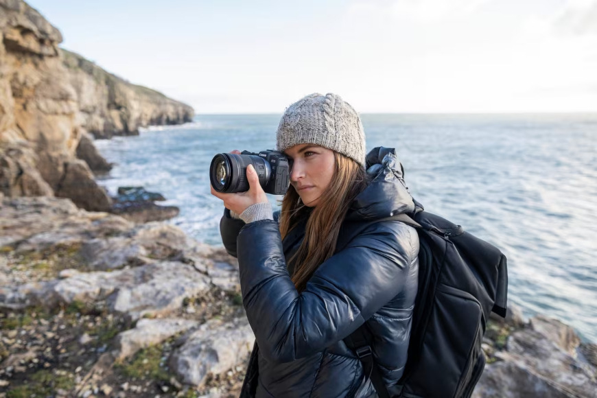 Digitálny fotoaparát Canon EOS R6 Mark III + RF 24-105 mm f/4-7.1 IS STM čierny Vtáčik sediaci na fotoaparáte EOS R6 Mark III s objektívom Canon RF 24–105 mm f/4L STM