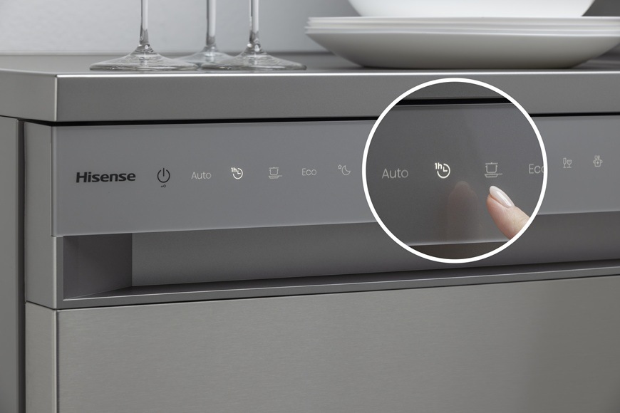 Umývačka riadu Hisense HS673A90BX čierna Žena zapína Eco režim na ovládacom paneli umývačky.