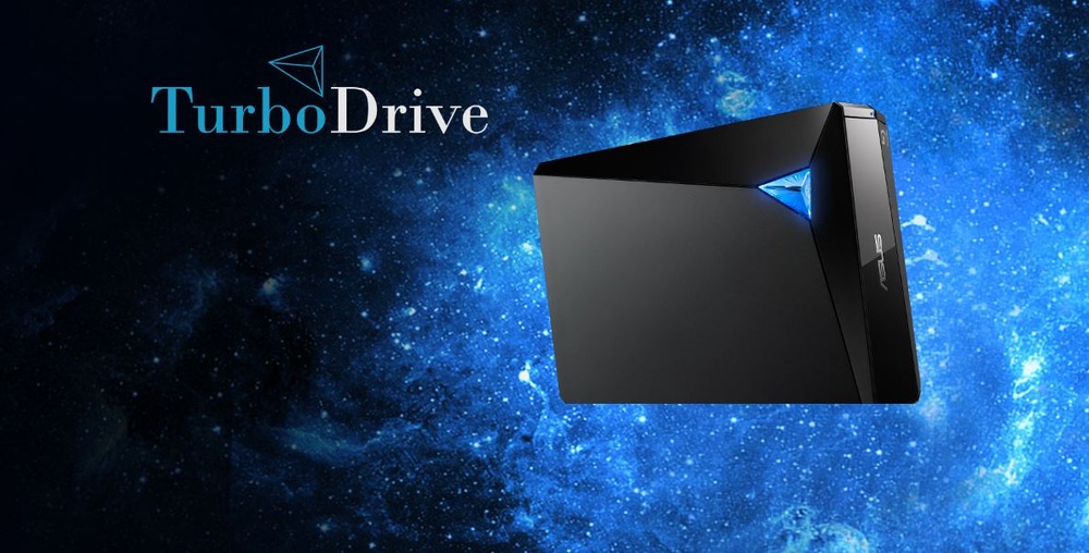 Externá Blu-ray napaľovačka Asus TurboDrive BW-16D1X-U BDXL Blu-ray USB-A čierna Elegantná čierna napaľovačka so žiarivo modrými akcentmi na vesmírne modrom hviezdnom pozadí. Logo „TurboDrive“ štylizovaným písmom vľavo.