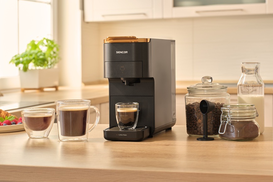 Kapsulový kávovar Sencor SCC 1000BK čierny Kapsulový kávovar Sencor SCC 1000BK prináša elegantný dizajn a kompaktné prevedenie, ktoré sa hodí do každej modernej kuchyne. Umožňuje rýchlu prípravu espressa aj ďalších kávových špecialít z kapsúl alebo mletej kávy, takže si môžete každý deň vychutnať čerstvú kávu presne podľa svojej chuti.