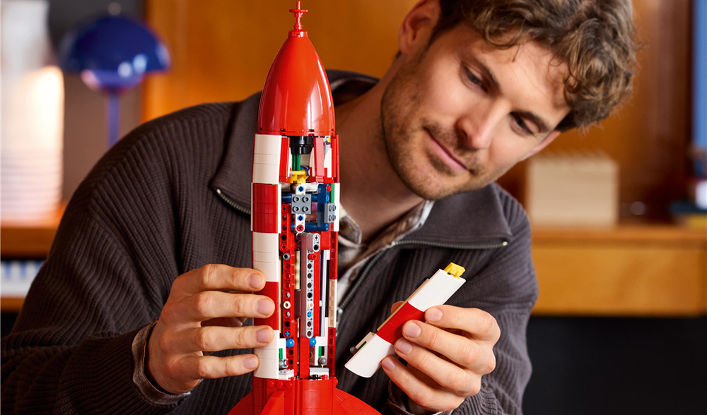 Stavebnica LEGO® Ideas 21367 Tintin® a raketa na Měsíc Šesť minifigúrok LEGO v kozmických oblekoch vám umožní rozohrávať známe scény z Tintinových dobrodružstiev.