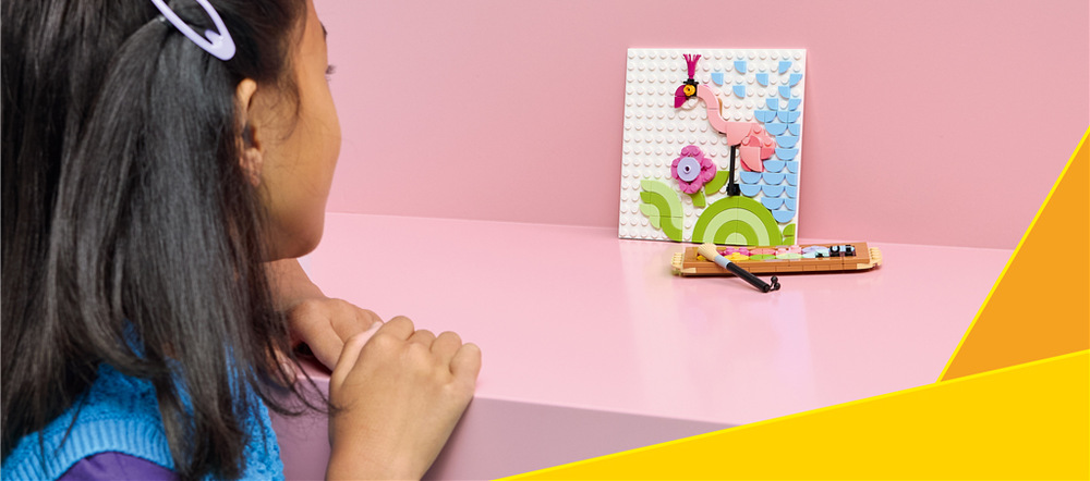 Stavebnica LEGO® Creator 3 v 1 31390 Kvetinová maľba Z jednej sady kociek LEGO je možné postaviť kvetinový obraz, rámček alebo skicu plameniaka.