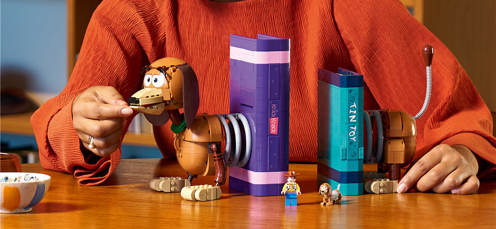 Stavebnica LEGO® │ Disney a Pixar 43301 Knižní zarážky: Slinky z filmu Toy Story Dve knihy s motívmi filmov Pixar ukrývajú odkazy na známe postavy a otočný gombík vysúva knižný chrbát.