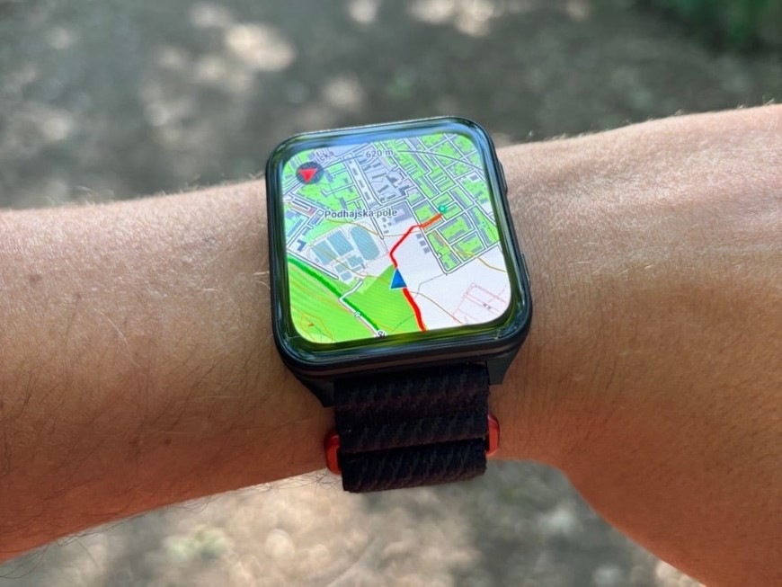 Inteligentné hodinky Garmin Venu X1 zlaté Zápästie s hodinkami Garmin Venu X1 ukazujúcimi trasu v navigácii