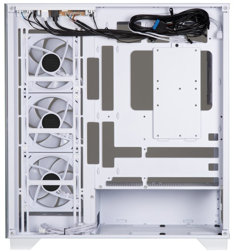 Case BitFenix CETO biela Bočný pohľad do skrine ukazuje rad ARGB ventilátorov umiestnených naľavo pri bočnej stene. Napravo od nich je už voľný, prázdny priestor hlavnej komory – miesto pre základnú dosku a ďalšie komponenty, takže ventilátory sú jasne „oddelené“ v bočnej sekcii a zvyšok vnútra pôsobí otvorene a prehľadne.