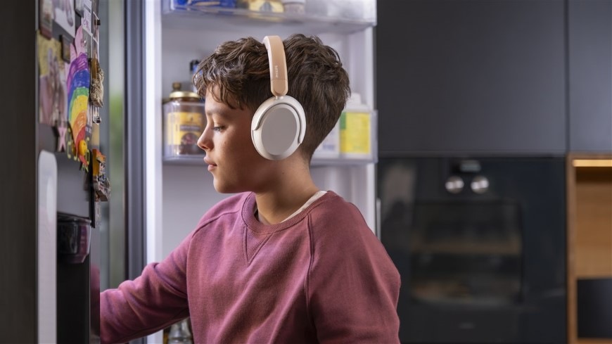 Slúchadlá Philips DetskáTAK5500AL béžová Chlapec so slúchadlami Philips TAK5500AL siaha do chladničky pre jedlo