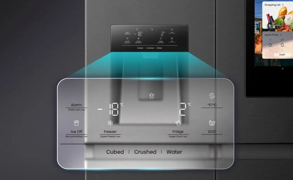 detail na ovládaci panel na davkovaci vody a ľade na americkej chladničke Hisense
