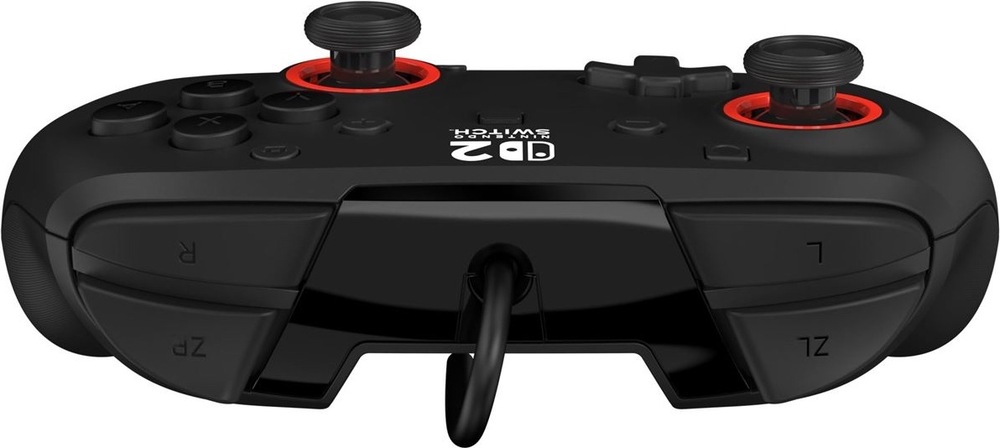 Gamepad Turtle Beach Rematch Wired, NS2 čierny Na obrázku je zadná horná časť čierneho drôtového gamepadu Turtle Beach Rematch Wired. Vidieť sú dve dvojice horných tlačidiel L, ZL, R a ZR, uprostred vyvedený pripojovací kábel a nad nimi analógové páčky s červenými krúžkami. Snímka zdôrazňuje rozmiestnenie ramenných tlačidiel a káblové pripojenie ovládača.
