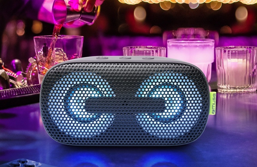 Prenosný reproduktor MUSE M-370DJ čierny Prenosný reproduktor MUSE M-370DJ je položený na bare, kde sa pripravujú drinky.