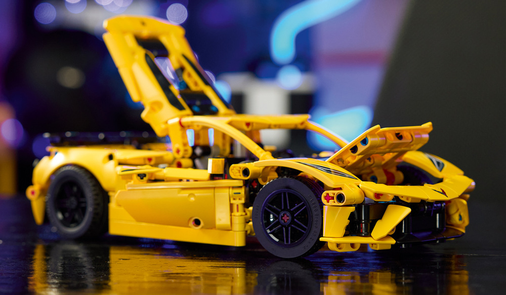 Stavebnica LEGO® Technic 42205 Chevrolet Corvette Stingray Model s 732 dielikmi ponúka deťom od 9 rokov spojenie realistických mechanizmov, kreatívneho stavania a športového designu.
