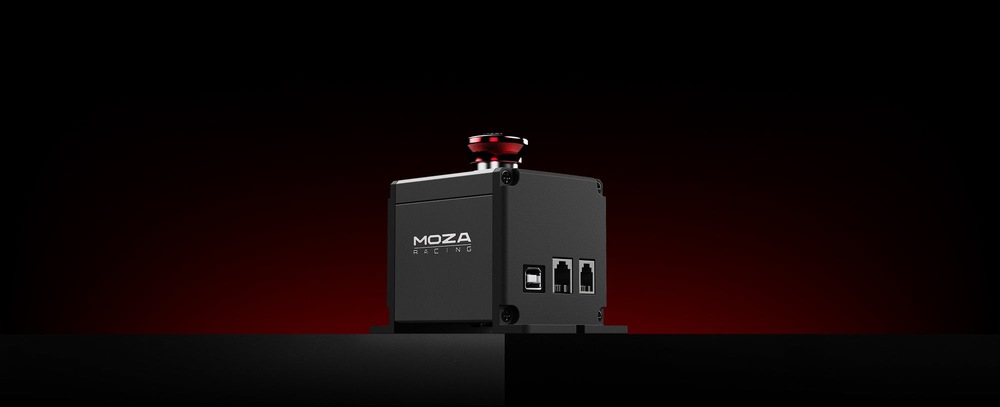 Tlačidlo Moza Racing E-Stop hliník Záber na tlačidlo E-stop Switch v čiernom prevedení na doske stola pred gradientným červeným pozadím.