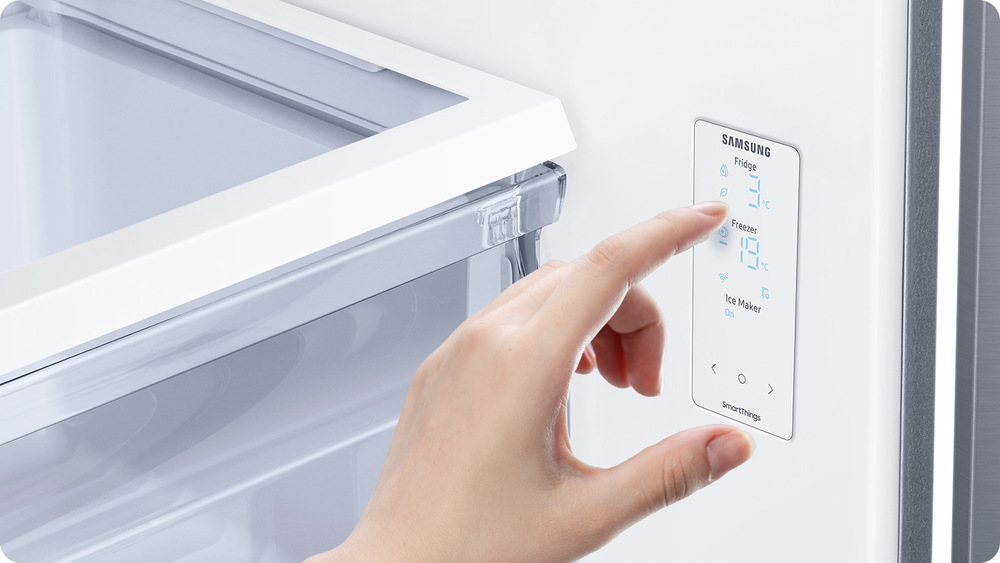 Americká chladnička Samsung RF50C530EB1/EO čierna Ruka sa dotýka ukazovákom vnútorného ovládacieho panelu americkej chladničky Samsung RF50C530EB1/EO