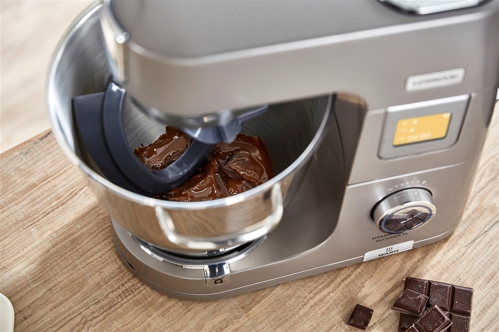 Kuchynský robot KENWOOD Titanium Chef Patissier XL KWL90.594SI sivý Záber zblízka na misu kuchynského robota Kenwood KWL90.594SI, v ktorom je premiešavaná rozpustená čokoláda