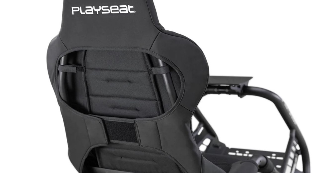 Zadný pohľad na závodný kokpit Playseat Trophy Black v čiernej farbe. Ilustruje systém uchytenia sedadla ku konštrukcii.