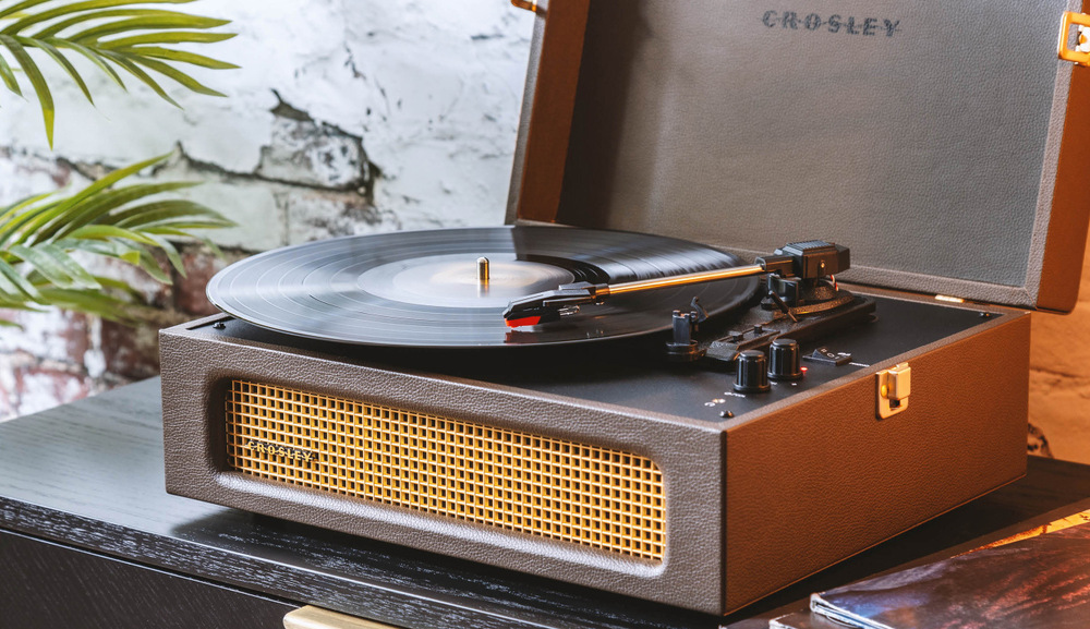 Gramofón Crosley Voyager BT hnedý Remienkový pohon minimalizuje vibrácie a podporuje plynulé a pokojné analógové počúvanie hudby.