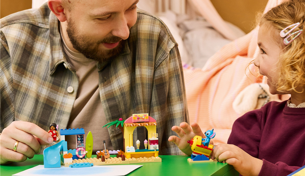 Stavebnica LEGO® │ Disney 43280 Lilo a Stitch a zábava na pláži Lilo a Stitch inšpirujú deti k veselým scénkam, pri ktorých striedajú role a vymýšľajú vlastné dobrodružstvo.