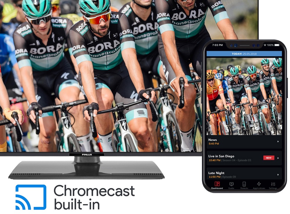 Televízor Finlux 24FHI5671 Na obrazovke televízie Finlux je cyklistický závod, pred televíziou je mobilný telefón, na ktorého displeji je rovnaký záber, pod televíziou je nápis Chromecast built-in