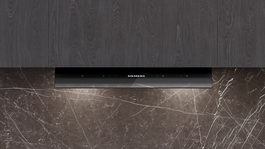 Odsávač pár Siemens iQ500 LJ67BDP60 čierny Pohľad na integrovaný odsávač pár Siemens LJ67BDP60, kedy je v linke vidieť iba otvorený sklenený panel