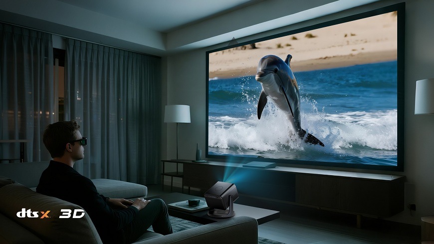 Laser TV Hisense C3 muž sleduje 3D film o delfínovi s príslušnými okuliarmi