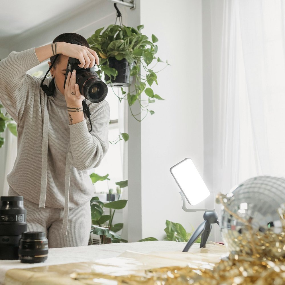 Svetlo Rollei LUX Compact 40W RGB sivé LED svetlo Rollei LUX Compact 40W RGB disponuje vysokým výkonom 40 W a plynulou reguláciou nasvietenia od 1 do 100%