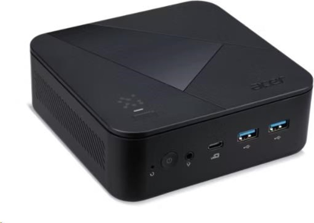 Na obrázku je mini počítač Acer Revo Box RB102-BARR R5 v čiernom prevedení z predného šikmého pohľadu. Má nízke kompaktné telo so zaoblenými rohmi, decentný geometrický vzor na hornej strane a logo Acer. Na prednom paneli sú vidieť tlačidlo napájania, audio konektor, USB-C a dva USB-A porty. Na ľavom boku je vetracia mriežka na odvod tepla.