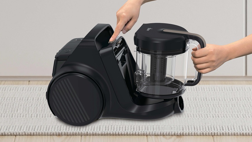 Podlahový vysávač Hoover HP410P 011 čierny/béžový HP410P 011 osoba vyberá prachovú nádobku z tela vysávača pomocou tlačidla