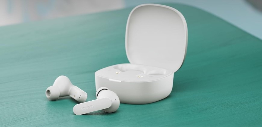 Slúchadlá Philips TAT2100LB/00 svetlo modrá Kompaktné nabíjacie puzdro a vedľa neho slúchadlá Philips TAT2100