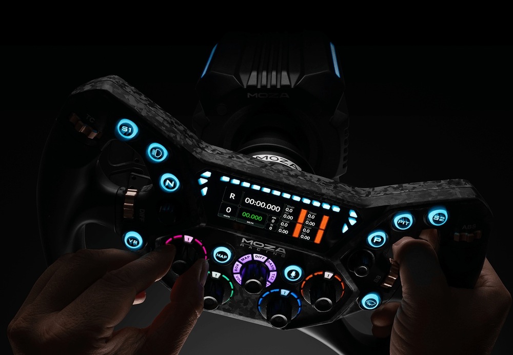 Volant Moza Racing KS Pro hliník Detailný záber rúk zvierajúcich špičkový volant pre závodné hry, osvetlený modrými a oranžovými LED diódami. Digitálny displej zobrazuje telemetrické údaje.