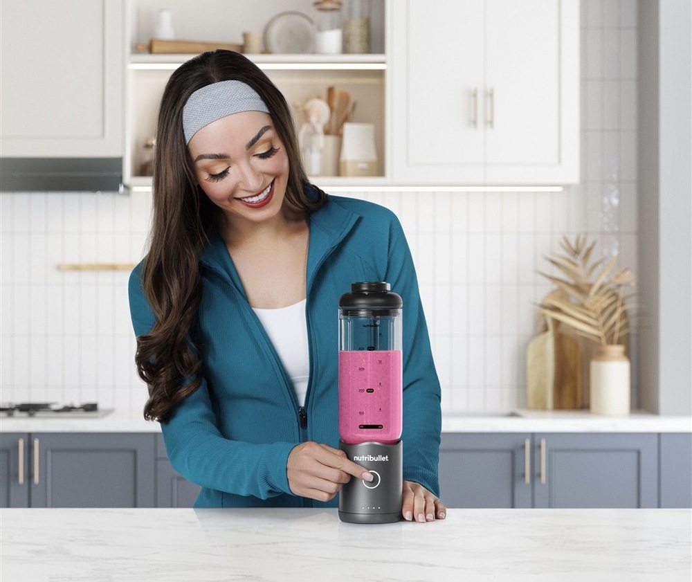 Stolný mixér Nutribullet Flex NBP013GM antracitová farba Príprava smoothie pomocou stolného mixéra Nutribullet Flex NBP013GM