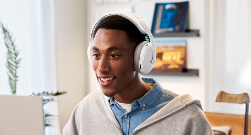 Hráč pri hraní hry pri notebooku používa herný headset Logitech G325 LIGHTSPEED Wireless