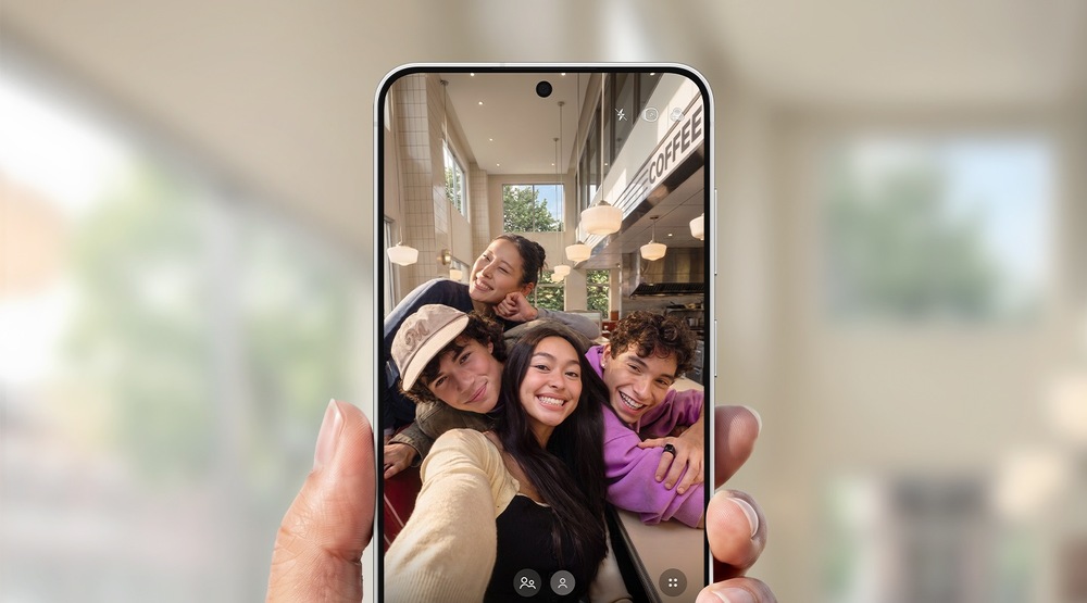 Mobilný telefón Samsung Galaxy S26 FE 5G 8 GB / 128 GB zelený Selfie ľudí vonku. 12Mpx selfie fotoaparát umožňuje zachytiť jasné snímky plné detailov.