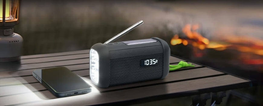 Rádioprijímač MUSE MH-08 MB čierny Rádioprijímač MUSE MH-08 MB s rozsvietenou LED lampou je umiestnený na stole v prírode