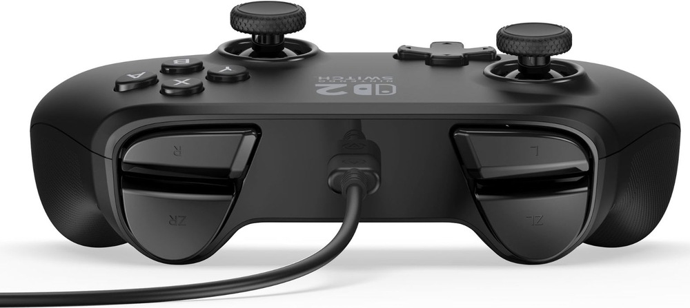 Gamepad PowerA Advantage - Nintendo Switch 2 čierny Na obrázku je čierny drôtový gamepad PowerA Advantage pre Nintendo Switch 2 z pohľadu na hornú zadnú časť. Uprostred je pripojený kábel, po stranách sú dobre vidieť horné tlačidlá a spúšte L, R, ZL a ZR. Rukoväte majú jemne textúrovaný povrch pre pevnejší úchop. V hornej časti snímky sú čiastočne vidieť aj analógové páčky, smerový kríž a tlačidlá A, B, X a Y.