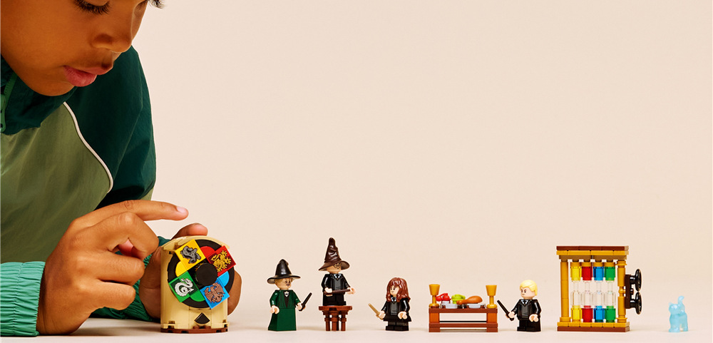 Stavebnica LEGO® Harry Potter™ 76460 Bradavický hrad: Ceremoniál s Moudrým kloboukem Múdry klobúk pomocou otočného kolieska rozhodne, do ktorej zo štyroch koľají študent zamieri.