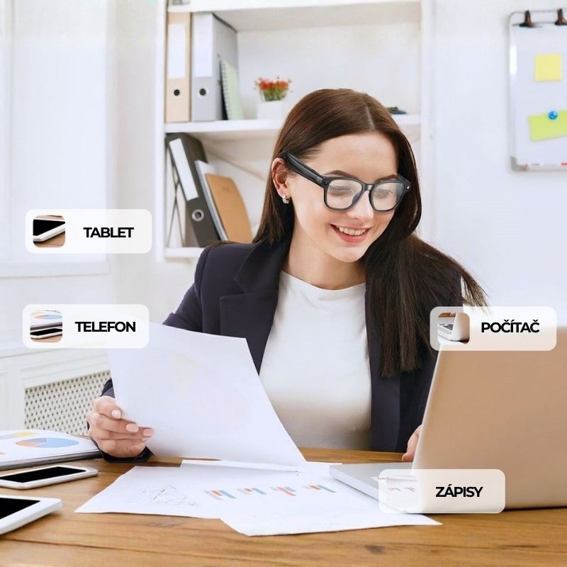 Usmievavá žena pri stole s notebookom, držiaca dokumenty. Na zábere sú v popredí obrázky zariadení s nápismi „tablet“, „telefón“, „počítač“ a „zápisy“. Kancelárske prostredie, profesionálna atmosféra.