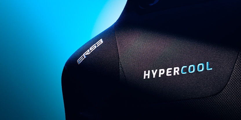 Prídavné sedadlo Next Level Racing ERS3 HYPERCOOL Ventilated čierne Detail elegantnej čiernej tkaniny s nápisom „Hypercool“ v modrej a bielej farbe a „ERS3“ v bielej farbe na pozadí s výrazným modrým prechodom.