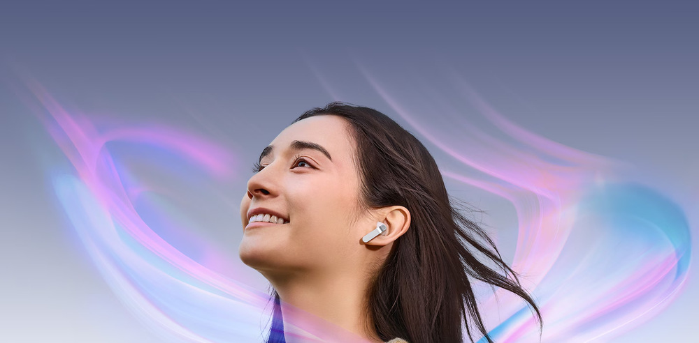 Slúchadlá Samsung Galaxy Buds4 čierna Portrét ženy so slúchadlami Galaxy Buds4 v ušiach
