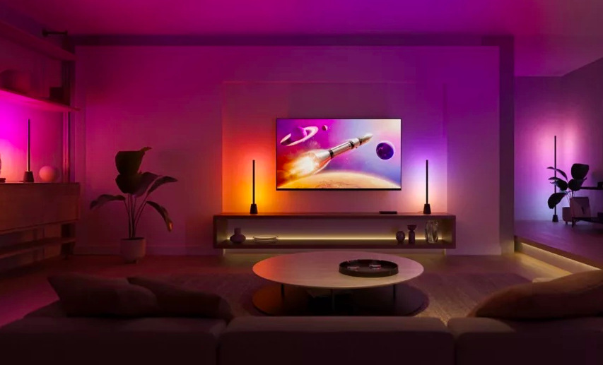 Stolná lampička Philips Hue Play Table EU Lampičky Philips Hue Play vytvárajú farebné osvetlenie obývacej izby zladené s televízorom