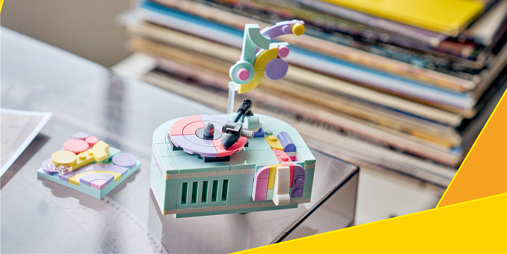 Stavebnica LEGO® Creator 3 v 1 31392 Hudobná dekorácia: Klavír s mačkou Z jednej sady kociek LEGO vznikne klavír s mačkou, rádio alebo gramofón s odlišnými funkciami.
