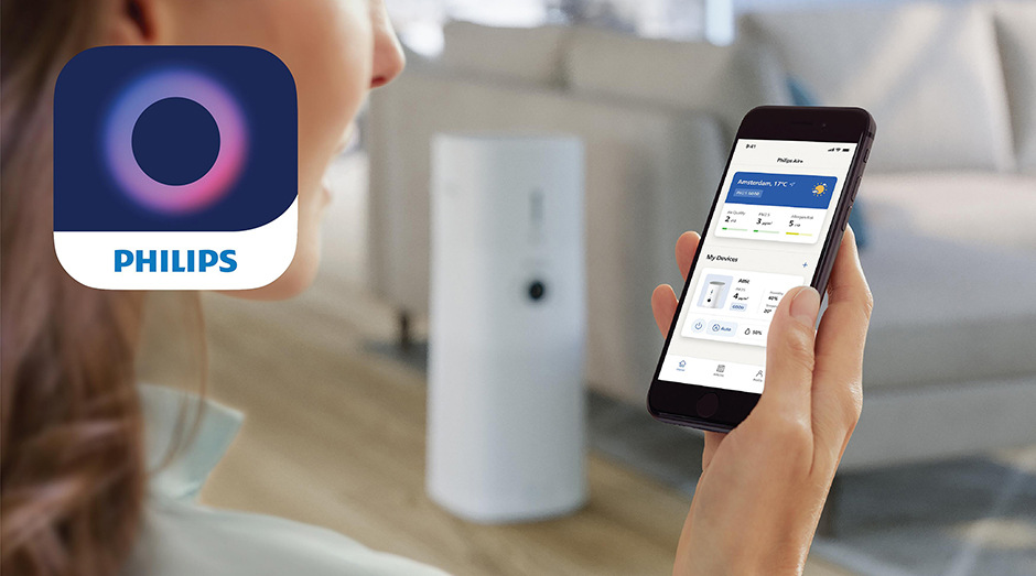 Čistička vzduchu Philips Series 3000 AC3737/10 Žena drží v ruke smartphone so zapnutou aplikáciou Air+ ovládajúcou čističku Philips AC3737/10